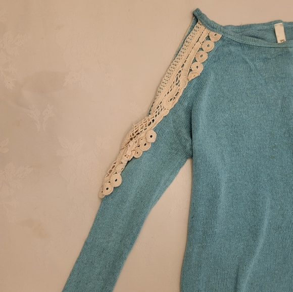 Adorable bohemian lace shoulder cut-out knitted long sleeve in arctic blue 🩵 - Picture 5 of 16